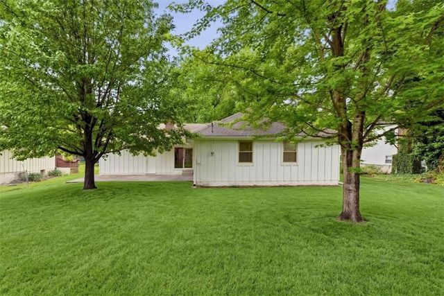 18719 Gateway Drive, Independence, MO 64057