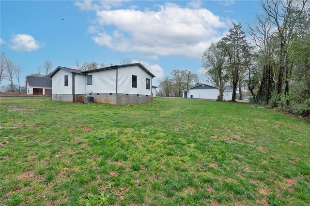 136 Moore Street, Wellford, SC 29385