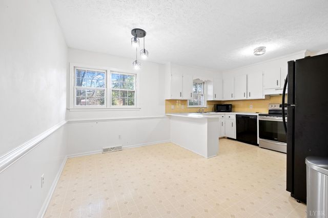 95 Pine Dr, Lynchburg, VA 24502