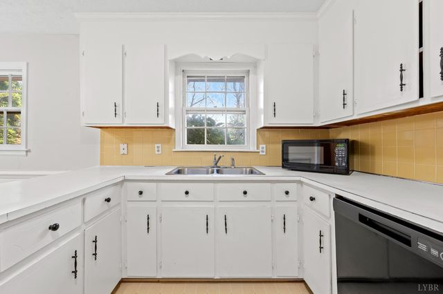 95 Pine Dr, Lynchburg, VA 24502