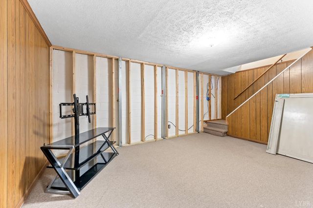 95 Pine Dr, Lynchburg, VA 24502