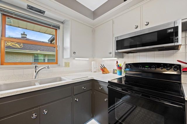 3334 N Argonne DRIVE, Milwaukee, WI 53222