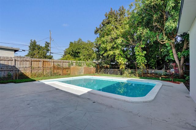 2331 Nassau Dr, Miramar, FL 33023