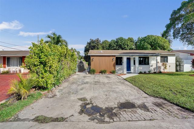 2331 Nassau Dr, Miramar, FL 33023