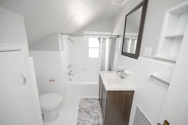 800 E Main Street, Manchester, IA 52057