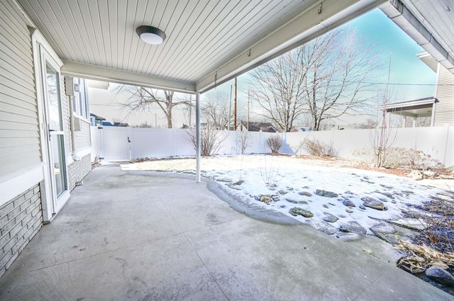 800 E Main Street, Manchester, IA 52057