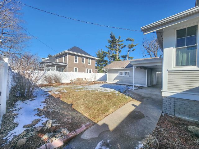 800 E Main Street, Manchester, IA 52057