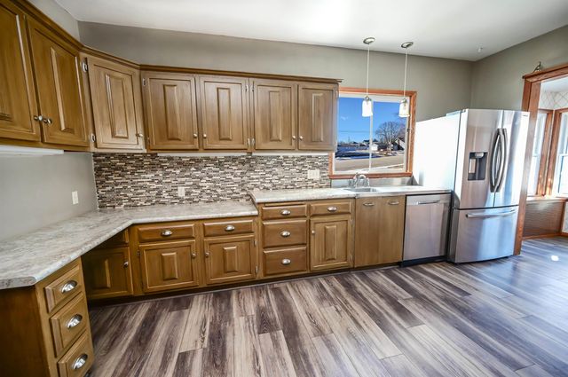 800 E Main Street, Manchester, IA 52057