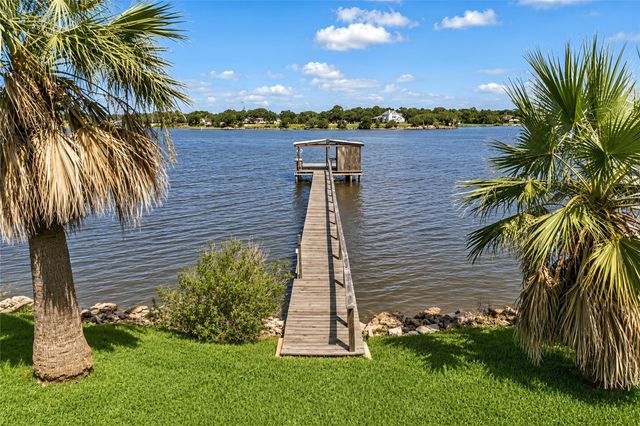 8805 Harbour Drive, Dickinson, TX 77539