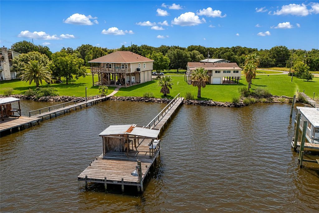 8805 Harbour Drive, Dickinson, TX 77539