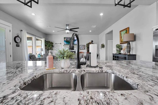 918 NE Oriole Dr, Lawton, OK 73507