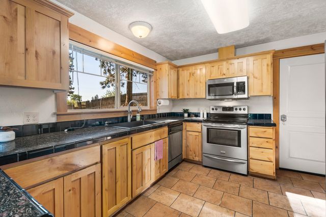 1063 SW Crosscut Court, Bend, OR 97702