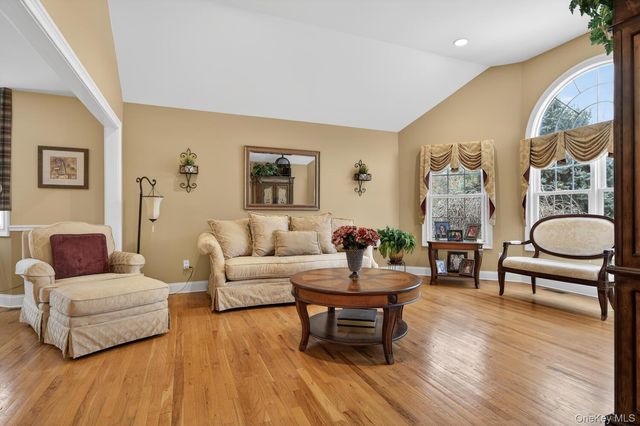 10 Manor Place, Smithtown, NY 11787