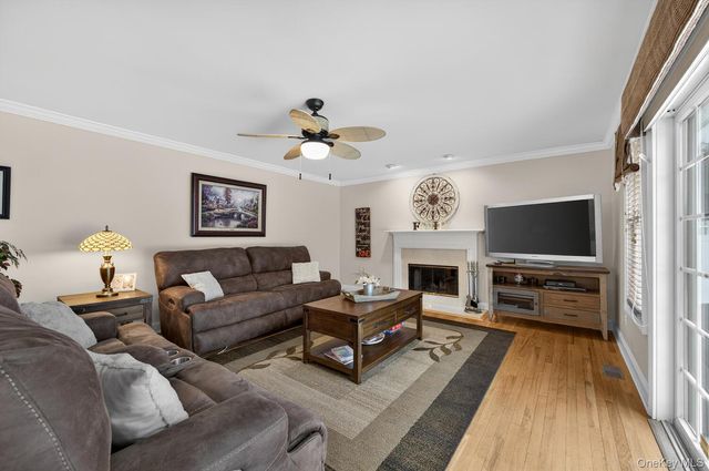 10 Manor Place, Smithtown, NY 11787