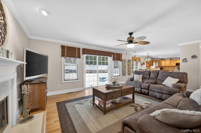 10 Manor Place, Smithtown, NY 11787