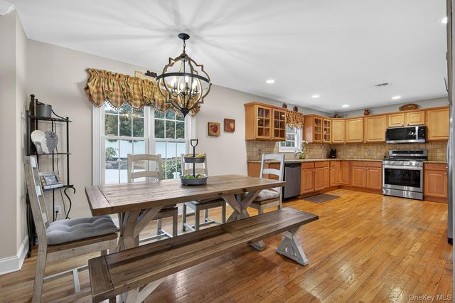 10 Manor Place, Smithtown, NY 11787