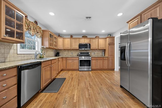 10 Manor Place, Smithtown, NY 11787