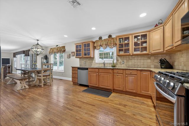 10 Manor Place, Smithtown, NY 11787