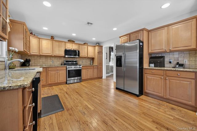 10 Manor Place, Smithtown, NY 11787