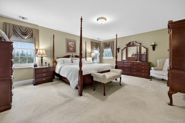 10 Manor Place, Smithtown, NY 11787