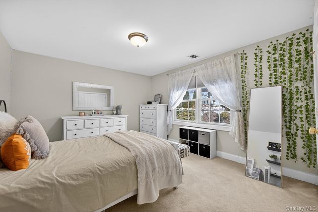 10 Manor Place, Smithtown, NY 11787