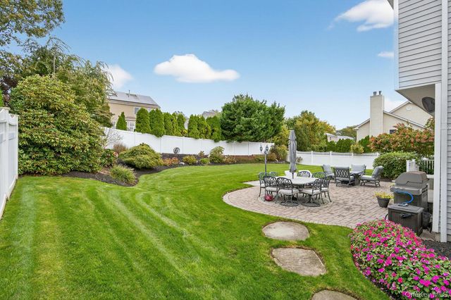 10 Manor Place, Smithtown, NY 11787