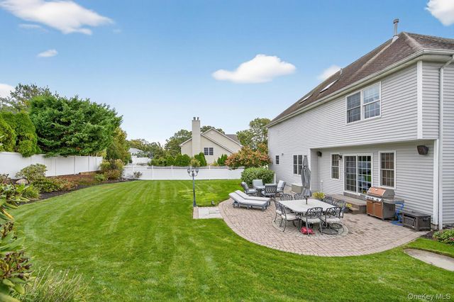 10 Manor Place, Smithtown, NY 11787