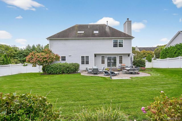 10 Manor Place, Smithtown, NY 11787