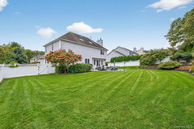 10 Manor Place, Smithtown, NY 11787