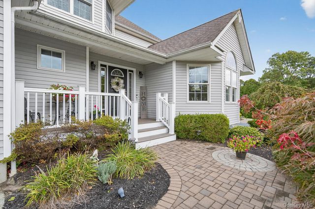 10 Manor Place, Smithtown, NY 11787