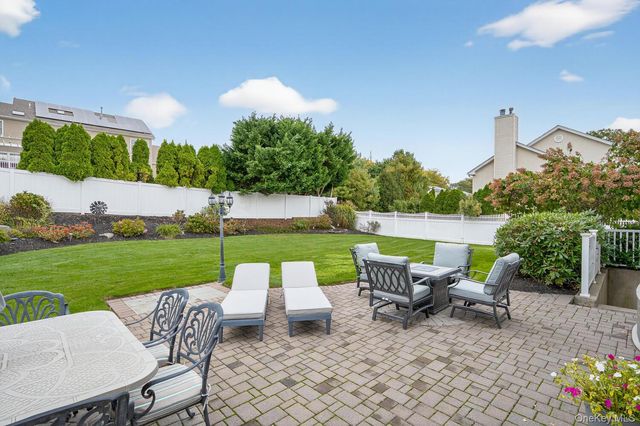 10 Manor Place, Smithtown, NY 11787