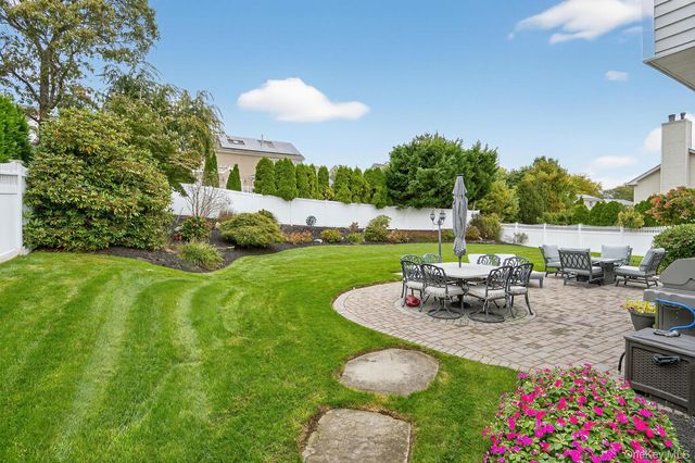 10 Manor Place, Smithtown, NY 11787