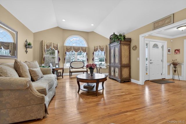 10 Manor Place, Smithtown, NY 11787