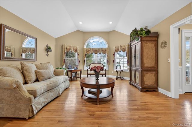 10 Manor Place, Smithtown, NY 11787