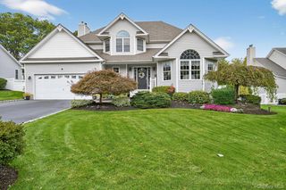 10 Manor Place, Smithtown, NY 11787
