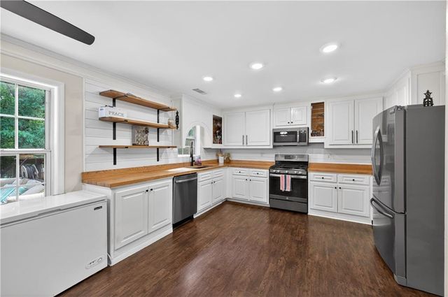 6250 Glen Port Circle, Flowery Branch, GA 30542