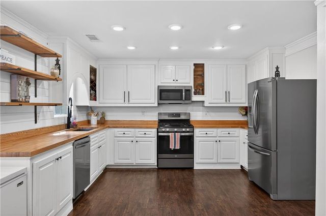 6250 Glen Port Circle, Flowery Branch, GA 30542