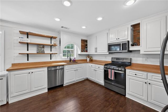 6250 Glen Port Circle, Flowery Branch, GA 30542