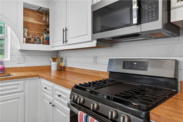 6250 Glen Port Circle, Flowery Branch, GA 30542