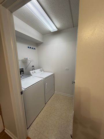 390 S Western Avenue 402, Des Plaines, IL 60016