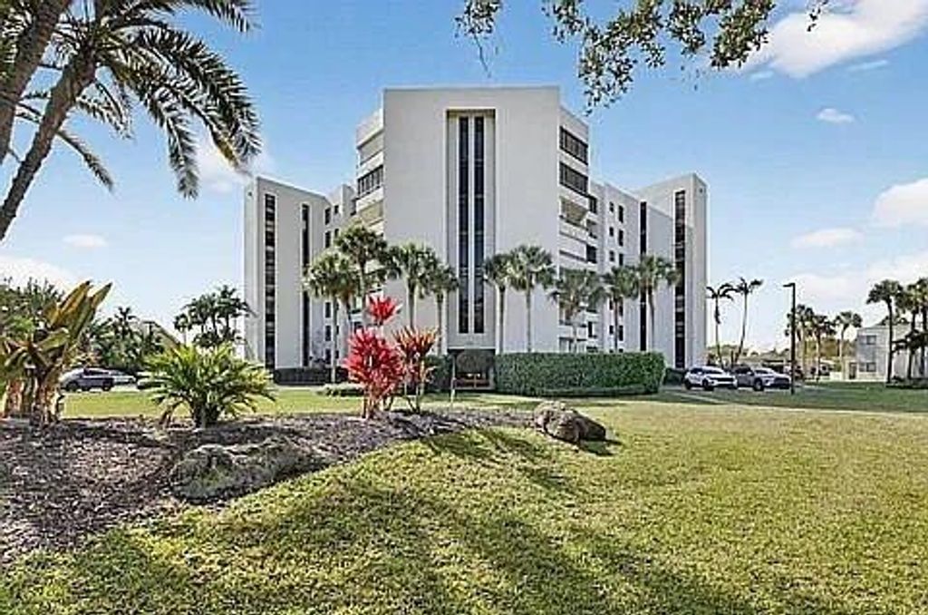 6463 La Costa Drive 105, Boca Raton, FL 33433