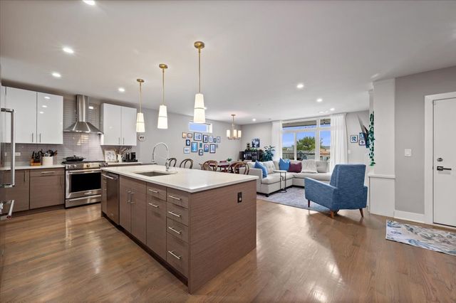 2707 W BELMONT Avenue 3W, Chicago, IL 60618
