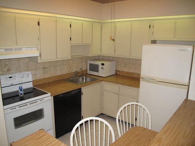 9940 S Belfort Circle 203, Tamarac, FL 33321