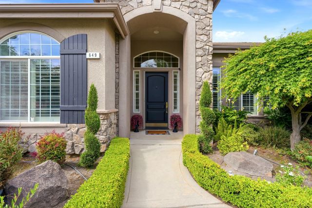 649 W Enterprise Avenue, Clovis, CA 93619