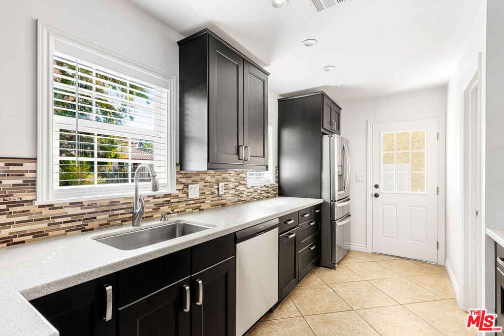 Image 10 of property listing at 5131 Don Pio Drive, Woodland Hills, CA 91364