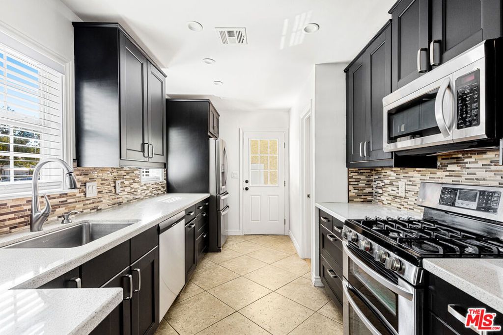 Image 11 of property listing at 5131 Don Pio Drive, Woodland Hills, CA 91364