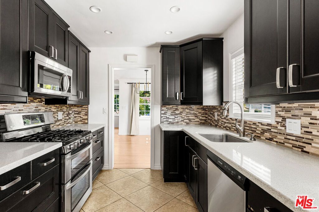 Image 12 of property listing at 5131 Don Pio Drive, Woodland Hills, CA 91364