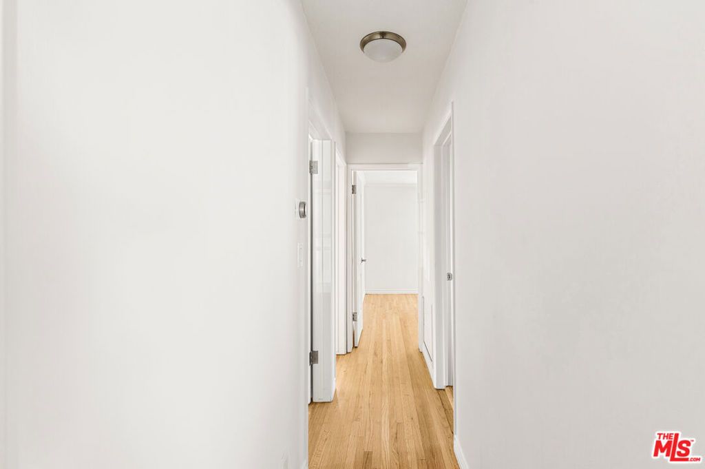 Image 13 of property listing at 5131 Don Pio Drive, Woodland Hills, CA 91364