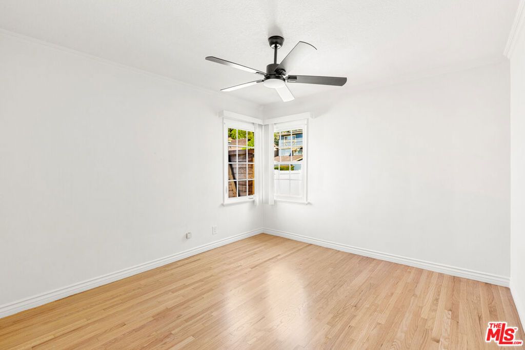 Image 15 of property listing at 5131 Don Pio Drive, Woodland Hills, CA 91364