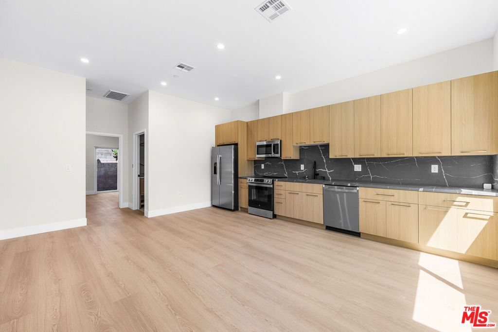 Image 18 of property listing at 5131 Don Pio Drive, Woodland Hills, CA 91364